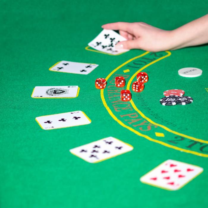 Покер в металлическом кейсе (карты 2 колоды, фишки 500 шт., 5 кубиков), 20.5 х 56 см, с номиналом